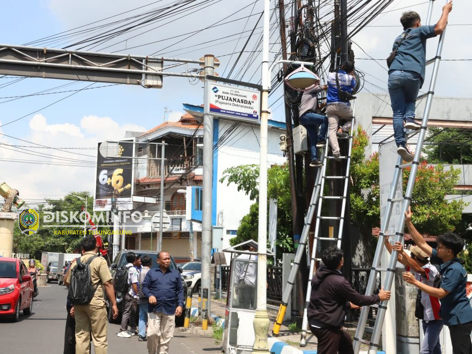 TIM GABUNGAN TULUNGAGUNG “BERSIHKAN LANGIT KOTA”: DISKOMINFO TULUNGAGUNG PIMPIN PENERTIBAN DAN PERAPIAN KABEL FIBER OPTIK YANG SEMRAWUT