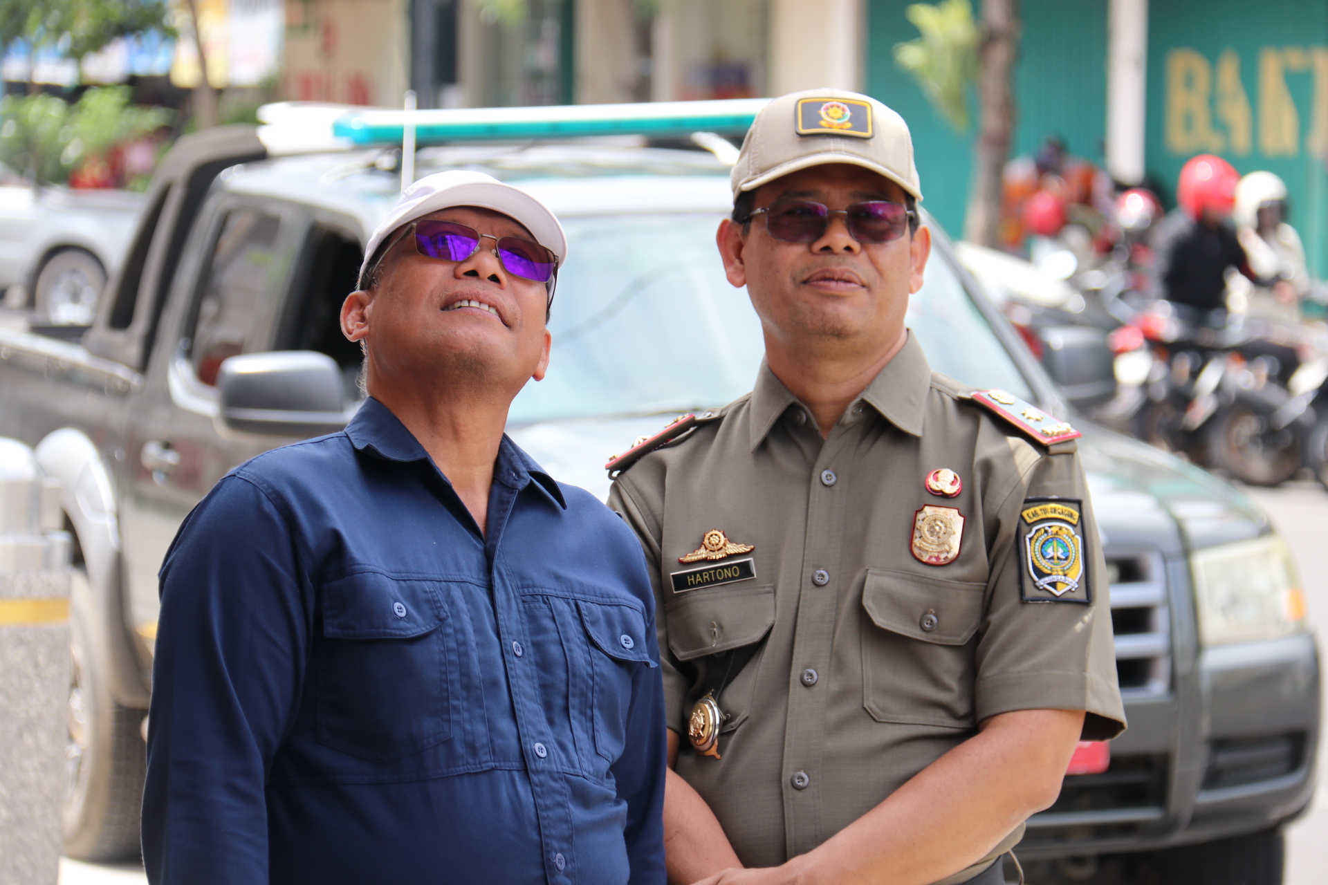 Satpol PP, PUPR, dan Kominfo Laksanakan Penataan Kabel Fiber Optic di Jalan Teuku Umar